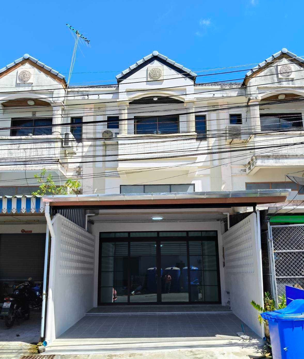 2.5-story commercial building 1