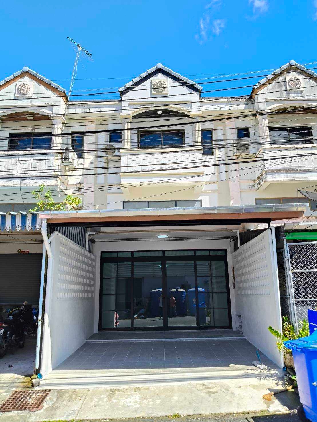 2.5-story commercial building 2