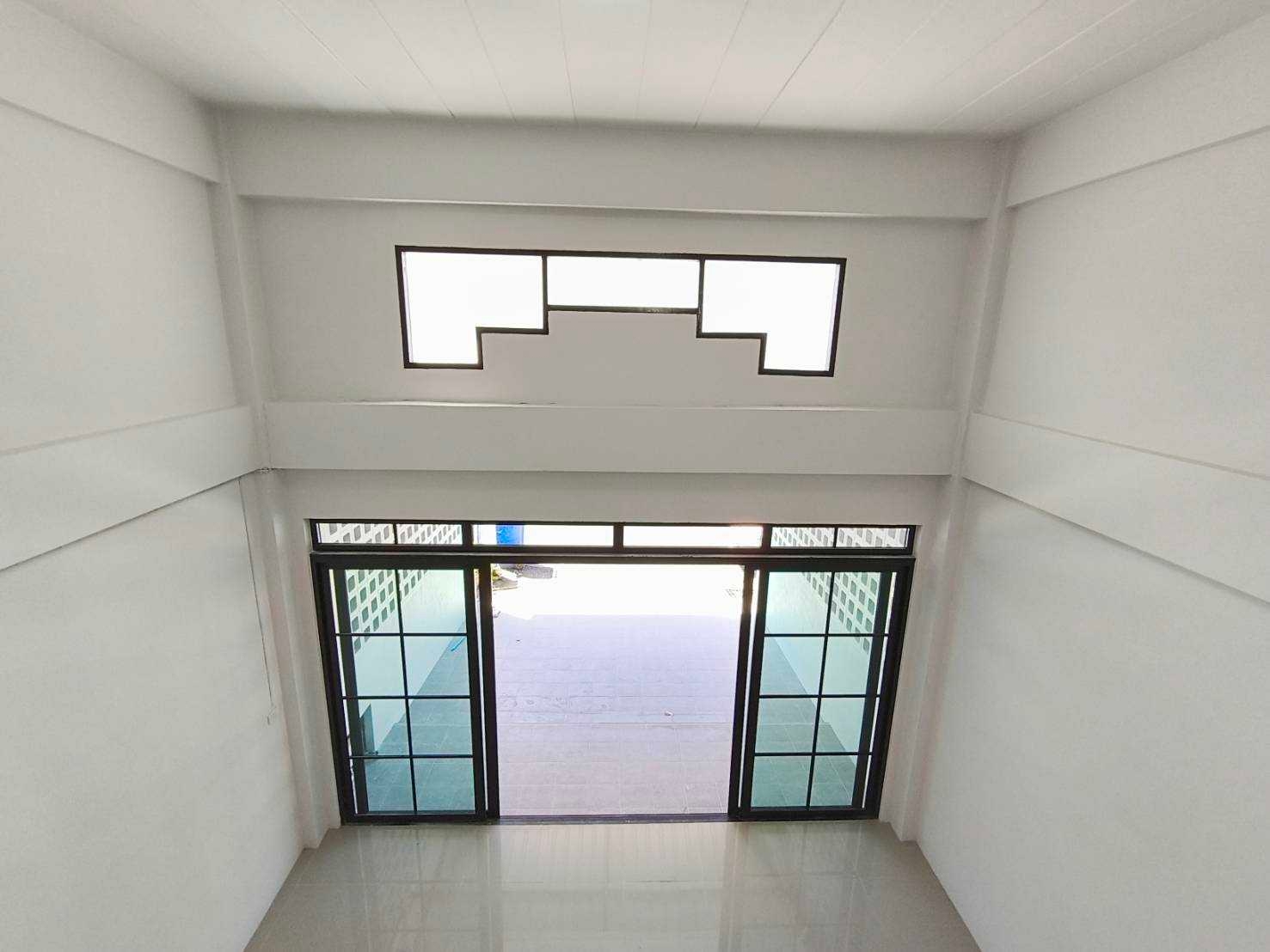 2.5-story commercial building 3