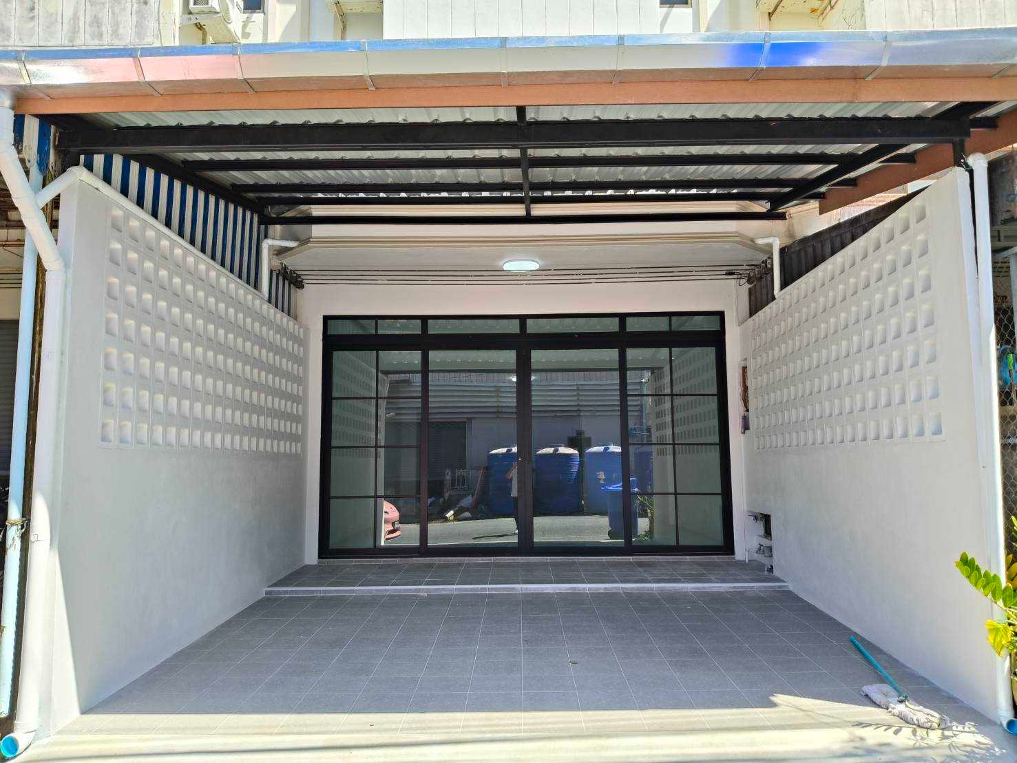 2.5-story commercial building 6