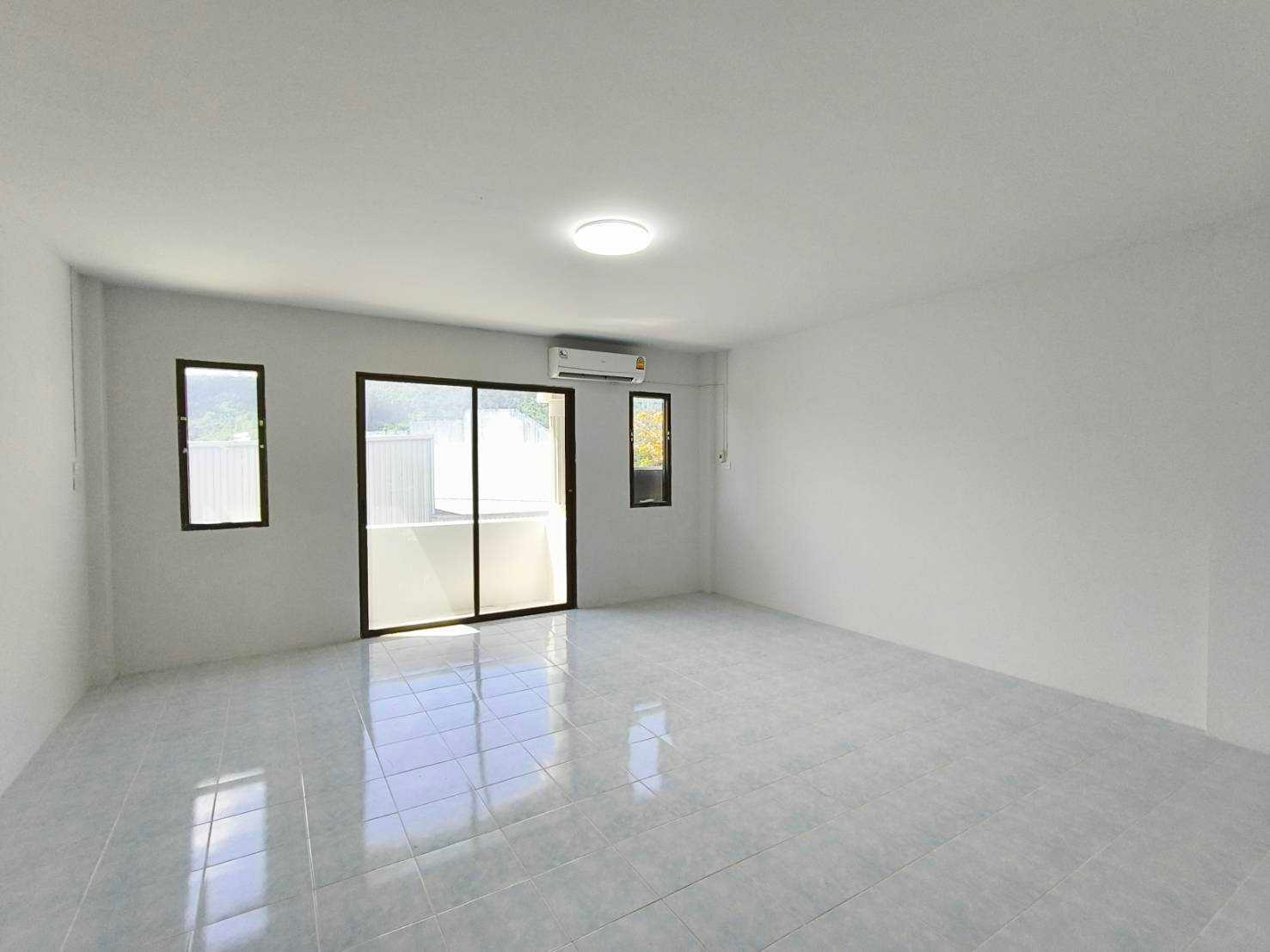 2.5-story commercial building 7