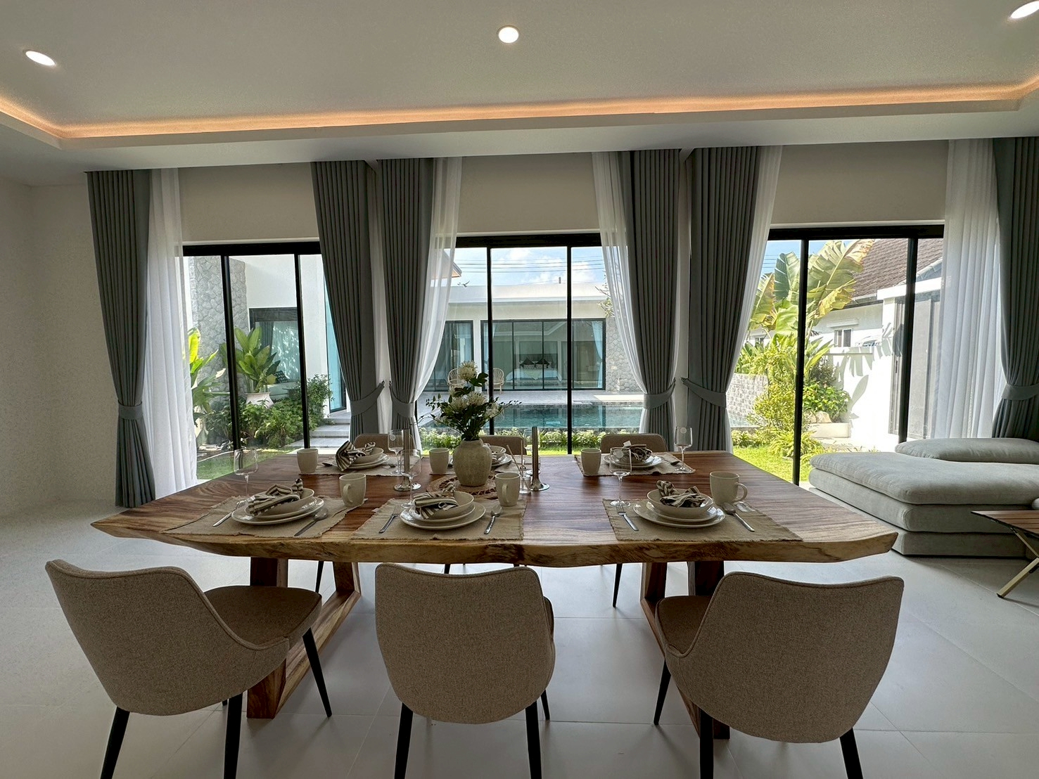 Private Pool Villa @ Land & House Parichart 4